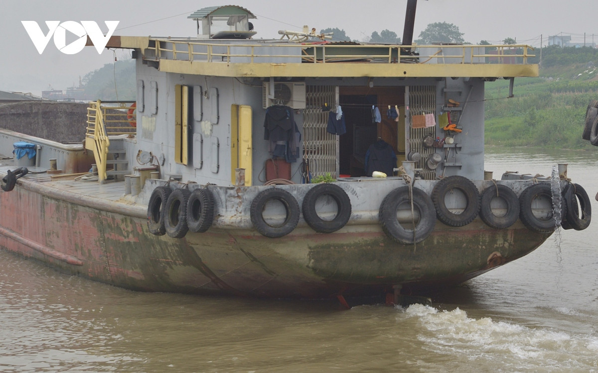 Mỗi sà lan như một ngôi nhà nổi, hoạt động nhiều ngày trên sông nước, các thành viên sinh hoạt ngay trên tàu.
