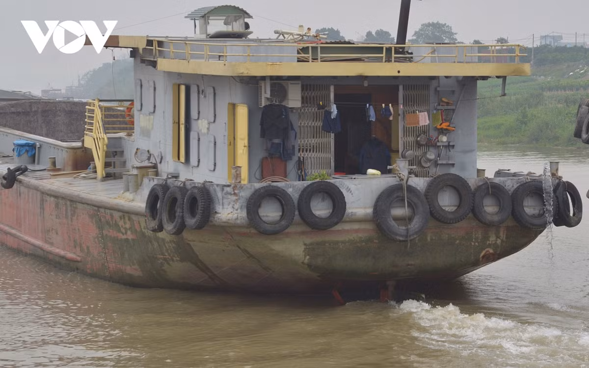 Mỗi sà lan như một ngôi nhà nổi, hoạt động nhiều ngày trên sông nước, các thành viên sinh hoạt ngay trên tàu.