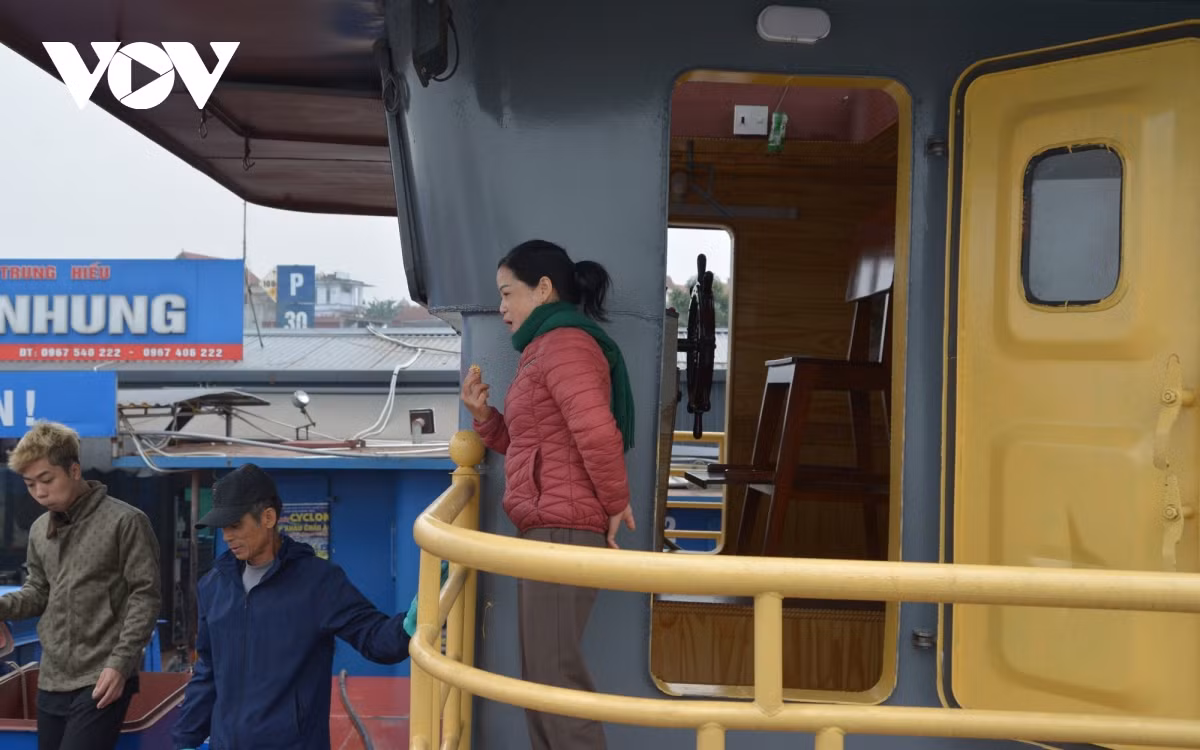 Cận cảnh buồng lái sà lan. Chủ nhân sà lan này cho biết, con tàu mới được đóng và đưa vào sử dụng, có giá nhiều tỷ đồng.