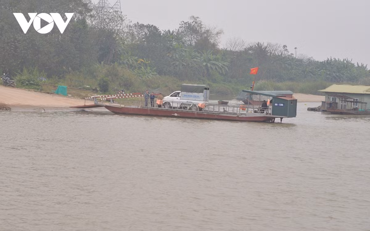 Trên sông Hồng có nhiều bến phà, đáp ứng nhu cầu qua lại của nhân dân hai bên bờ ở những nơi chưa có điều kiện xây cầu.