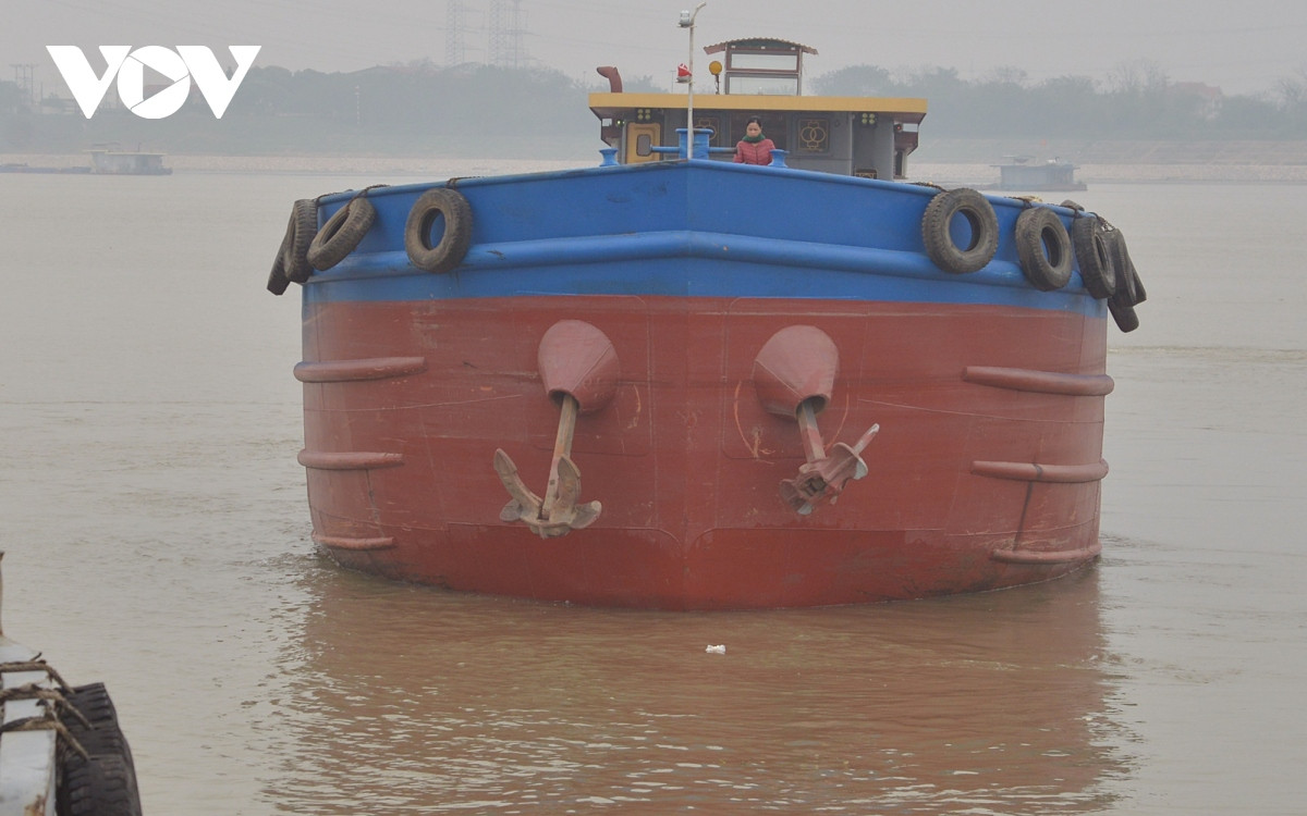 Một sà lan mang biển số Ninh Bình tiến tới trạm xăng dầu ven sông.