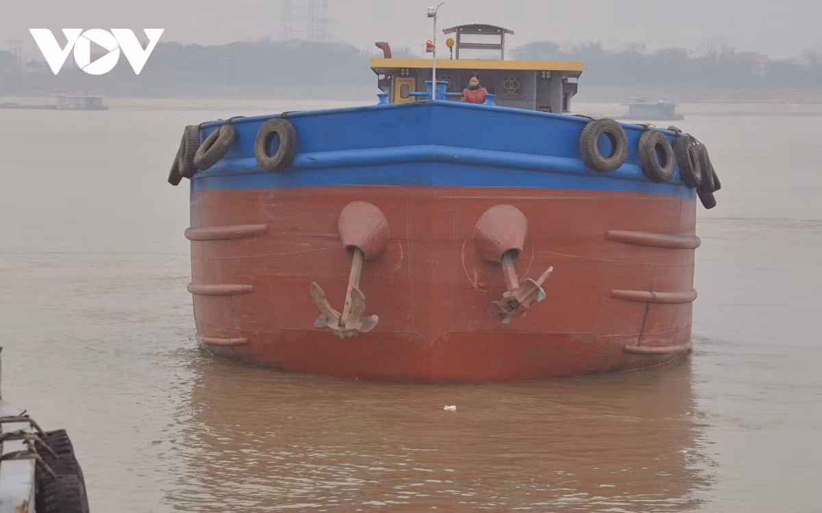 Một sà lan mang biển số Ninh Bình tiến tới trạm xăng dầu ven sông.