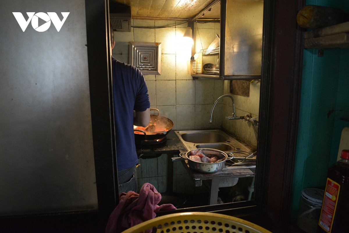 Nhà bếp nhỏ gọn trên một tàu thủy du lịch tuyến sông Hồng.