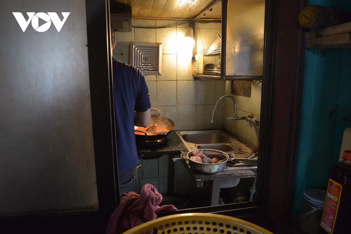 Nhà bếp nhỏ gọn trên một tàu thủy du lịch tuyến sông Hồng.