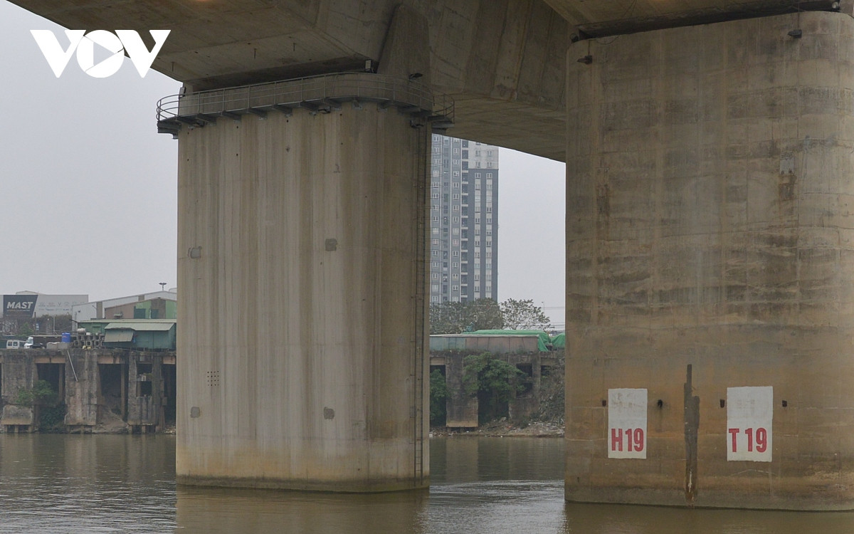 Chân cầu Vĩnh Tuy nhìn từ dưới lòng sông lên. Cầu nằm cạnh khu cảng Hà Nội, phục vụ đắc lực cho vận chuyển hàng hóa.