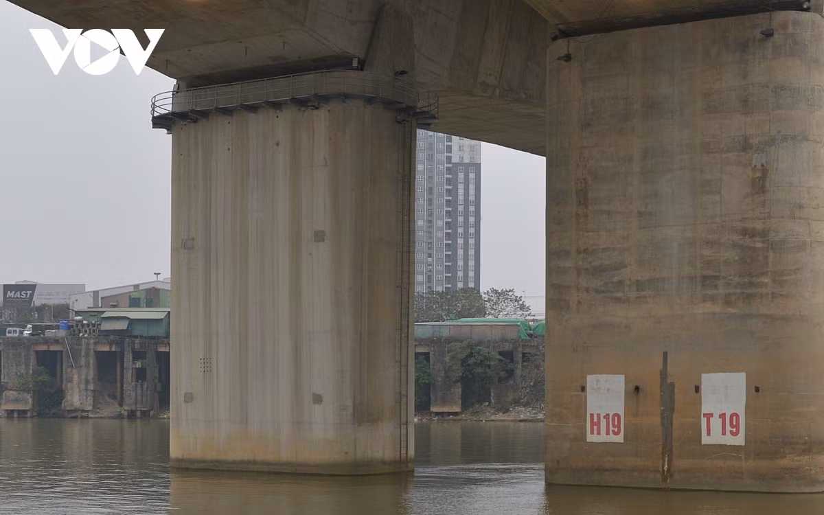 Chân cầu Vĩnh Tuy nhìn từ dưới lòng sông lên. Cầu nằm cạnh khu cảng Hà Nội, phục vụ đắc lực cho vận chuyển hàng hóa.