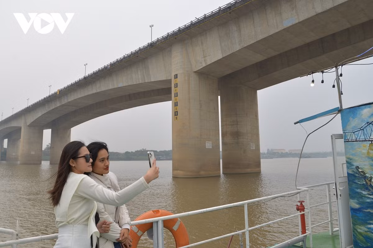 Tiếp tục xuôi xuống phía Nam sẽ đến cầu Thanh Trì - một cây cầu trọng điểm khác bắc qua sông Hồng, đóng góp quan trọng vào việc phát triển kinh tế - xã hội.