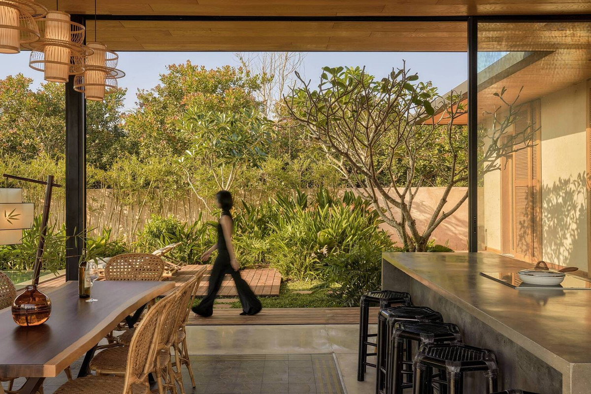 Ngôi nhà sử dụng kỹ thuật thông gió tự nhiên và hoàn toàn mở ra sân vườn.