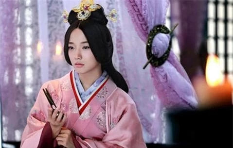 Ca nu duoc Hoang de dua ve cung, sau nay tro thanh Hoang hau