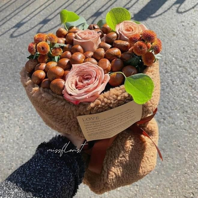 ừa lãng mạn vừa thực tế là đây, cô gái được tặng mòn quà này vừa được ngắm hoa vừa... no bụng. (Ảnh: iTV Live)