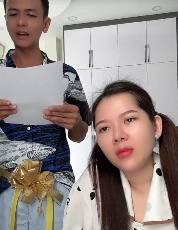 Anh không biết tặng quà gì, vì chính anh là một món quà". (Ảnh: Tiktok/@caophuongofficial)