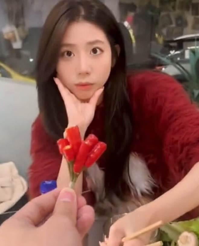 hật can đảm khi tặng nàng bó hoa cay xè này. (Ảnh: Tiktok/@lian282013)