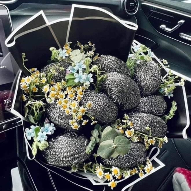 i được tặng bó hoa "rất thiết thực" sẽ không cần mua cọ nồi trong vài năm. (Ảnh: iTV Live)