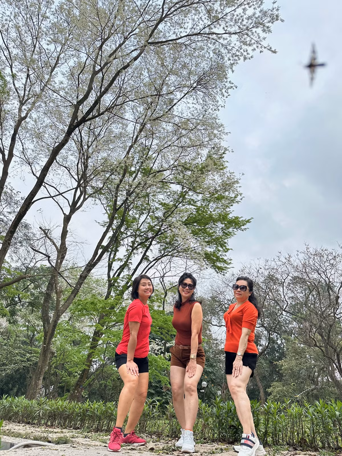 Bị cuốn hút bởi vẻ mộng mơ khi mùa hoa sưa về, chị Thu Minh (Ba Đình, Hà Nội) cùng bạn chụp lại những tấm hình để lưu lại khoảnh khắc giao mùa này: "Hằng ngày, chúng tôi đều ra công viên Bách Thảo cùng nhau tập thể dục. Dạo gần đây thấy hoa sưa nở trắng tinh trông rất đẹp nên chúng tôi có ý định chụp ảnh để về đăng trên Facebook làm kỷ niệm. Hôm trước chúng tôi đã chụp "nháp" rồi, hôm nay mới rủ nhau diện đồ tập thật đẹp để chụp chính thức".