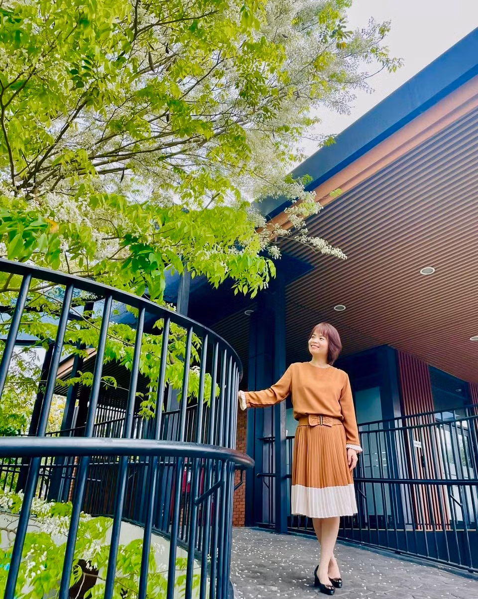 Giới trẻ chụp ảnh với hoa sưa tại Văn phòng trong khu đô thị ở Tây Hồ Tây.