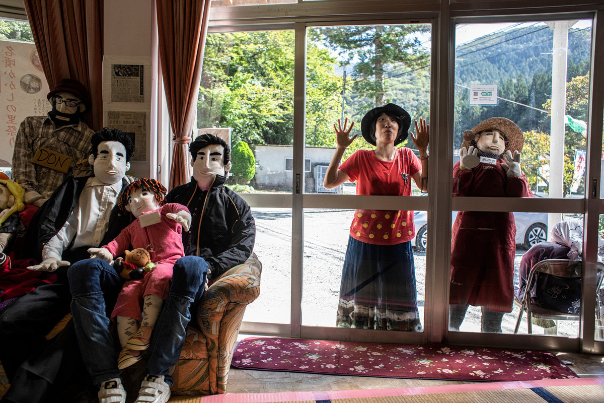  Ngôi làng Nagoro nổi tiếng với bộ sưu tập búp bê do người dân địa phương tạo ra. Ý tưởng này bắt nguồn từ Ayano Tsukimi, một phụ nữ sinh ra và lớn lên tại Nagoro. Sau khi trải qua những năm tháng ở thành phố, Ayano quyết định trở về quê hương và phát hiện ra rằng số người sống ở đây đã giảm xuống chỉ còn 30.