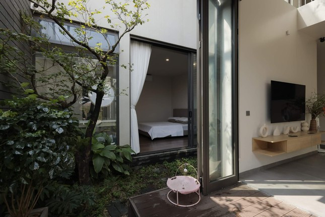 Con đường xanh chạy qua phòng ngủ được thiết kế mở tầm nhìn ra vườn, ngay tại phòng ngủ này cha mẹ cũng có thể "nghe ngóng" những hoạt động của trẻ em ở khu vực nhà chính.