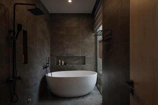 Khu vườn "len lỏi" đến cả khu vực tắm, khi ngâm bồn ở đây, gia chủ hoàn toàn có thể thả lỏng ngắm nhìn tự nhiên bên ngoài.