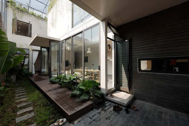 Điều này khiến cho ánh sáng và thông gió tự nhiên được phân bổ cho mọi phòng ốc trong ngôi nhà. Càng đi sâu vào trong, cảnh quan và khối công trình xuất hiện với nhiều lớp lang.