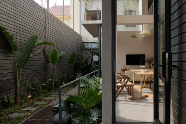 Tất cả không gian chung như khách - ăn -bếp đều có thể nhìn ra trung tâm khu vườn.