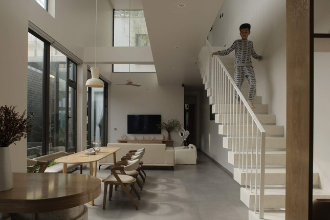 Dẫn lên hai phòng ngủ trên tầng 2 là cầu thang bê tông cắm tường thiết kế đơn giản, đảm bảo an toàn cho trẻ em. Một khoảng khoảng thông tầng hướng về khu vườn cho sự xuyên suốt tinh thần "đưa khu vườn xuất hiện khắp mọi ngóc ngách" của kiến trúc sư.