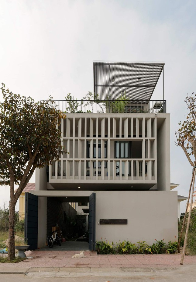 Công trình nhà phố nằm trong khu dân cư trẻ nổi bật với mặt tiền 2 lớp đặc biệt, bên ngoài là hệ lam bê tông có các lam xoay về nhiều hướng đế lấy gió đa dạng, bên trong là tường gạch và cửa kính vừa đủ sáng vừa riêng tư.