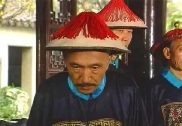 Vị quan này tâu với vua rằng mình có thể thắng lần này là do may mắn, đồng thời ca ngợi tầm nhìn của mình chỉ có ván cờ còn tầm nhìn của Càn Long lại xa hàng vạn dặm sông núi.