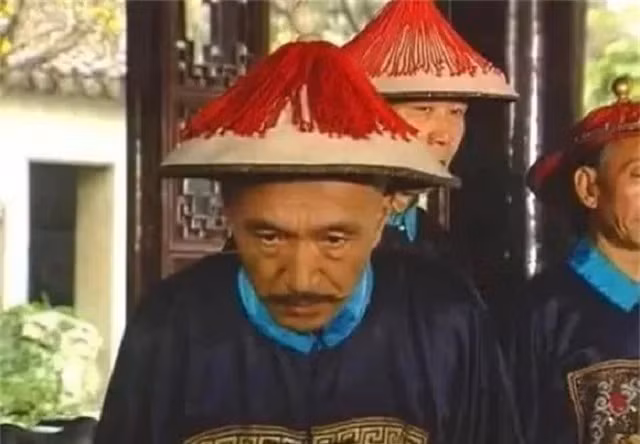 Vị quan này tâu với vua rằng mình có thể thắng lần này là do may mắn, đồng thời ca ngợi tầm nhìn của mình chỉ có ván cờ còn tầm nhìn của Càn Long lại xa hàng vạn dặm sông núi.