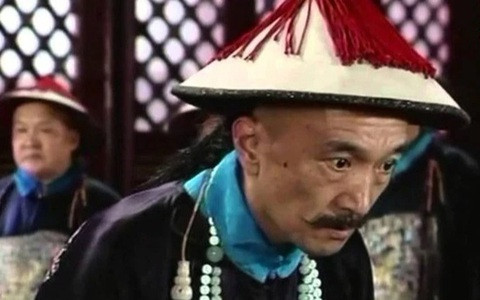  Thái thượng hoàng khi đó tức giận đến mức đập mạnh tay xuống bàn, trách mắng, thậm chí còn đe dọa xử tử ông. 