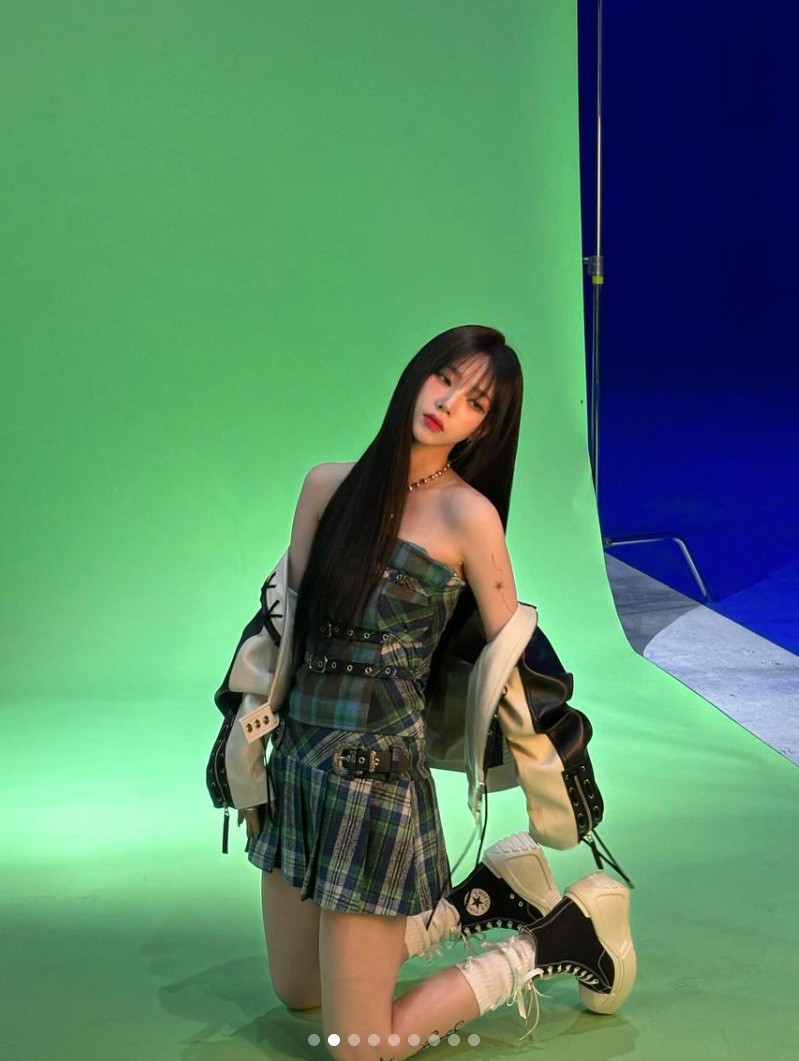 Nữ thần tượng sở hữu vóc dáng nhỏ nhắn cùng gương mặt ngọt ngào, cuốn hút. Một lần khác, nữ idol cũng khiến dân tình dấy lên tranh luận khi chia sẻ chuyện có thể ăn 3 gói mì ramen khi đói. Cụ thể trong chương trình Omniscient Interfering View của đài MBC, cô cho biết: "Tùy thể trạng nhưng lúc đói tôi ăn nhiều. Tôi ăn hết 3 gói ramen cay một mình. Thông thường, sau khi ăn hết hai gói, tôi có xu hướng muốn ăn nhiều hơn". Nhiều ý kiến cho rằng, Karina đang nói như thế để tạo dựng hình ảnh vì thực tế các idol Kpop luôn có chế độ ăn kiêng nghiêm ngặt, số khác nêu quan điểm khi đã tập luyện và nhịn đói cả ngày thì việc ăn 3 gói ramen cũng không thể gây béo.