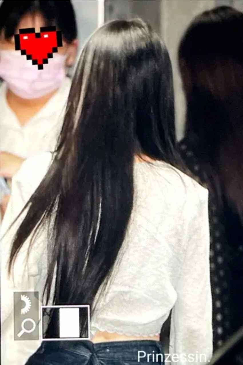 Cô từng gây chú ý khi phải dùng kim băng để cài quần vì eo quá bé.