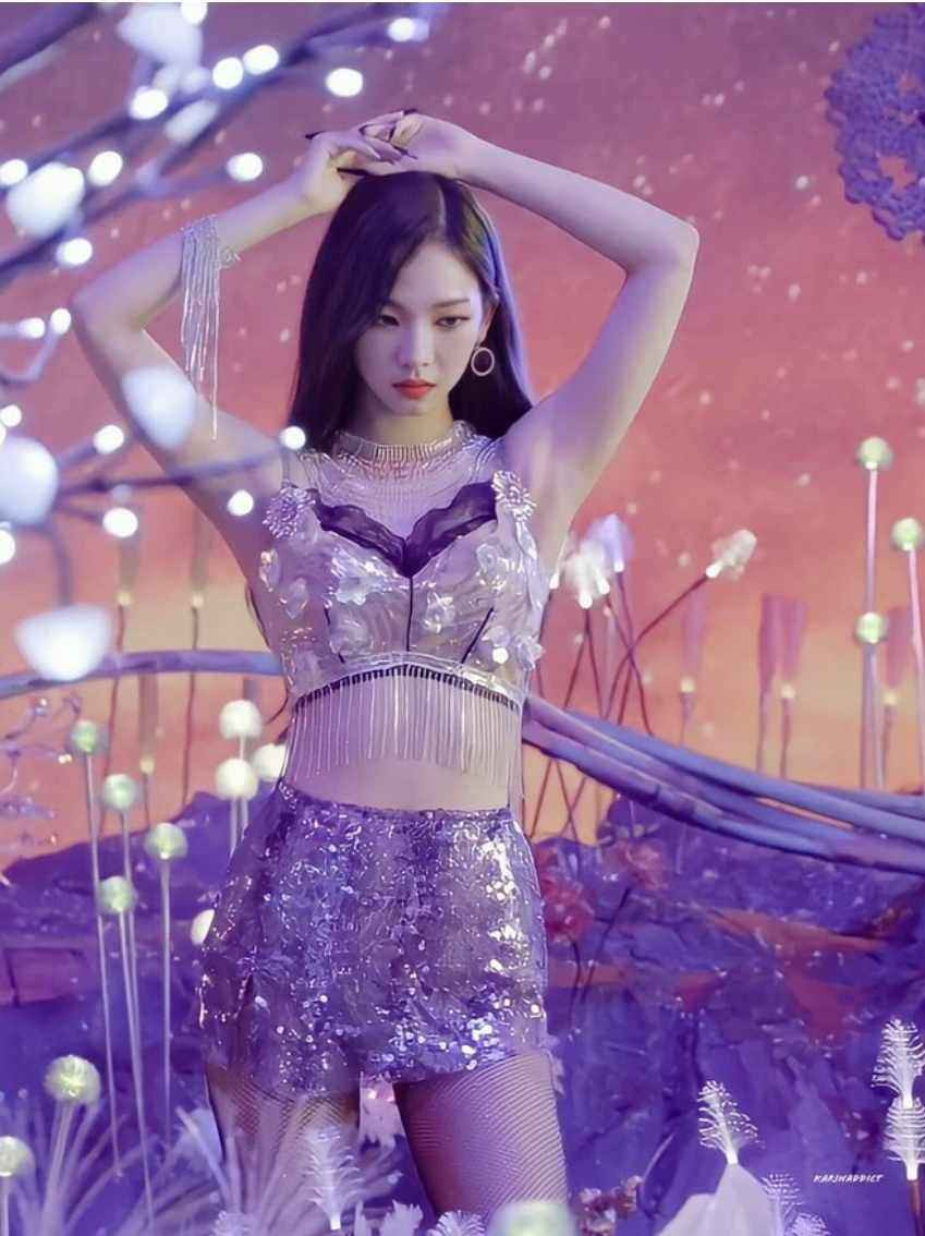  Karina là một trong những nữ ca sĩ cực kỳ nổi tiếng tại Hàn Quốc, thành viên của nhóm AESPA này còn được xếp vào cùng hàng ngũ những idol có vóc dáng đẹp, cụ thể là đôi chân dài, thắt eo nhỏ xíu giống với hình tượng thủy thủ Mặt Trăng. Thậm chí từng có nhiều khoảnh khắc cho thấy, nữ idol sinh năm 2000 còn phải dùng kim băng để gài quần vì vòng eo quá nhỏ không thể giữ chặt hay sử dụng một chiếc vòng cổ của Vivienne Westwood như một chiếc dây lưng quấn quanh eo.