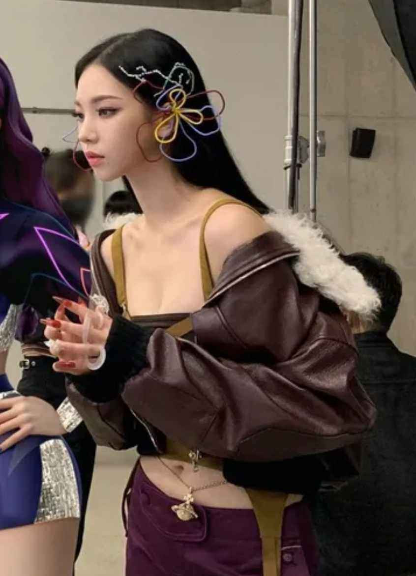 Thậm chí còn dùng một chiếc vòng cổ làm thắt lưng. Có lần cô từng lên sóng truyền hình và chia sẻ câu chuyện tăng lẫn giảm 4kg chỉ trong 1 ngày. Cụ thể người đẹp chia sẻ: “Tôi là kiểu người dễ tăng cân nhưng cũng dễ giảm cân. Tôi đã từng tăng 4kg và giảm 4kg trong một ngày", được biết phương pháp của cô là mặc áo phao thật dày, nhảy liên tục theo điệu nhạc trong 4 tiếng. Dù câu chuyện gây tranh cãi song nhìn vào vóc dáng thon thả của Karina, nhiều người cũng cảm thấy tin tưởng.