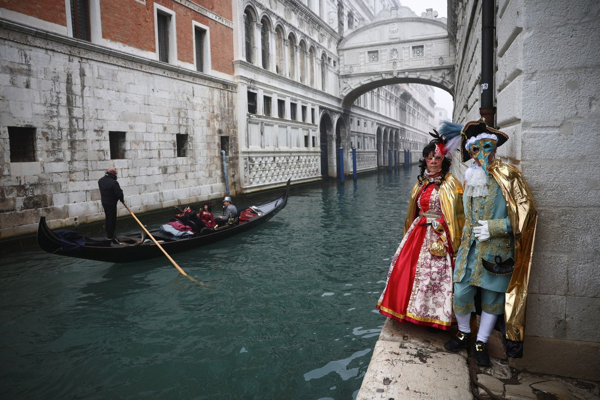 Khách du lịch xếp hàng dọc Kênh lớn của thành phố Venice để ngắm nhìn những chiếc thuyền lộng lẫy đi qua. Ảnh: Reuters.