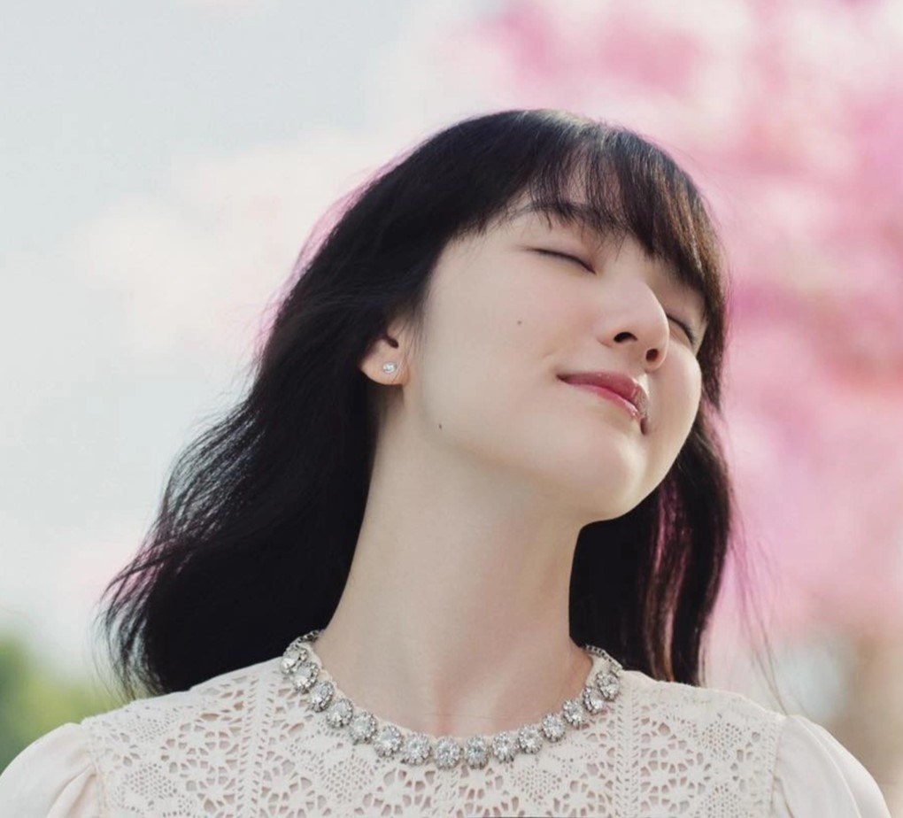  Gần đây, người đẹp có màn tái xuất sau thời gian dài im ắng khi đóng vai nữ chính trong MV "Chúng ta của tương lai" của Sơn Tùng. Trong lần trở lại này, cô gây ấn tượng bởi nhan sắc trong trẻo, nụ cười rạng rỡ cùng mái tóc dài nữ tính. Sản phẩm âm nhạc đánh dấu sự trở lại sau một thời gian dài vắng bóng của Sơn Tùng M-TP nên Chúng ta của tương lai cũng tạo nên nhiều hiệu ứng trên mạng xã hội và thu về những lượt tương tác mạnh mẽ. 