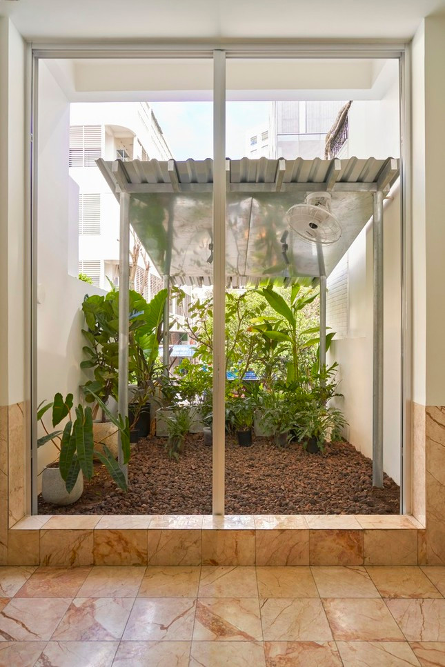 Tầng trên cùng là nơi tập trung ánh sáng xuống các tầng bên dưới qua giếng trời trên cầu thang. Một khu vườn ban công thượng với các loại thực vật nhiệt đới được sử dụng để điều hòa không khí.