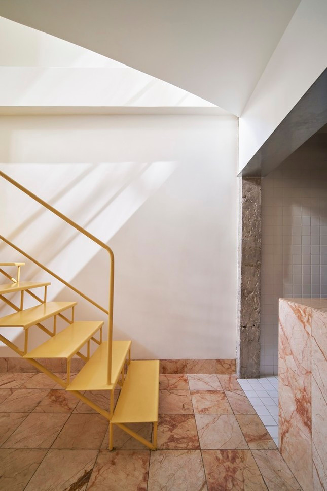 Sau cải tạo, giếng trời đã làm rất tốt chức năng của nó, bóng nắng đổ trên các mảng tường và cầu thang xoắn ốc sơn màu vàng tươi sáng kết hợp cùng gạch lót màu hồng cam tạo nên không khí tươi mới và ngọt ngào cho ngôi nhà.