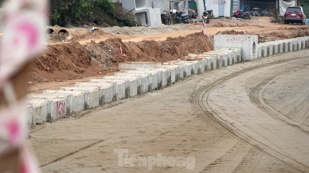 Tuy nhiên, tuyến đường đi qua địa bàn phường Trung Văn, Đại Mỗ đang trong quá trình giải phóng một số công trình điện đang án ngữ trên đường, san lấp mặt bằng, thi công nền đường. Trên tuyến được xây dựng cầu vượt sông Nhuệ. Hiện việc thi công các mố trụ cầu đã cơ bản hoàn thiện.