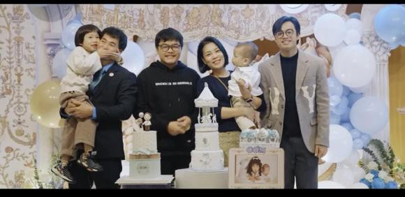 Ngoài đời, chị Hồng Nhung được khen ngợi trẻ trung với mái tóc ngắn cá tính cùng phong cách thời trang đơn giản. Trong số các bà xã của dàn Táo Quân, vợ Xuân Bắc là người hay gây tranh cãi về phát ngôn và cách dạy con nhiều nhất. Nhưng đứng trước ồn ào dư luận, "Nam Tào" luôn đứng về phía vợ.