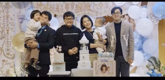 Ngoài đời, chị Hồng Nhung được khen ngợi trẻ trung với mái tóc ngắn cá tính cùng phong cách thời trang đơn giản. Trong số các bà xã của dàn Táo Quân, vợ Xuân Bắc là người hay gây tranh cãi về phát ngôn và cách dạy con nhiều nhất. Nhưng đứng trước ồn ào dư luận, "Nam Tào" luôn đứng về phía vợ.