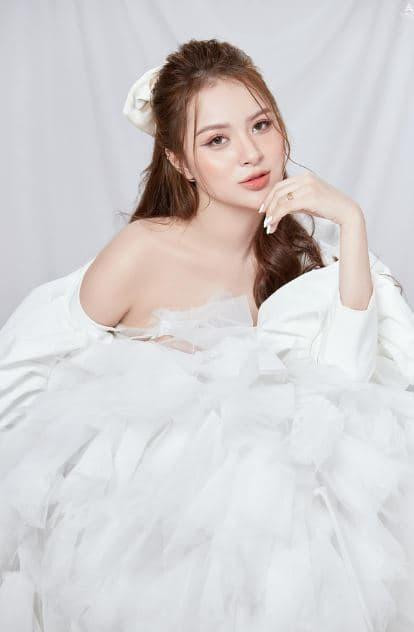 Cô nàng sinh năm 1995, từng học khoa Diễn viên ĐH Sân khấu Điện ảnh Hà Nội. Sau khi sinh, cô trở lại với một vai diễn nhỏ trong "Quỳnh búp bê" và "Lửa ấm".