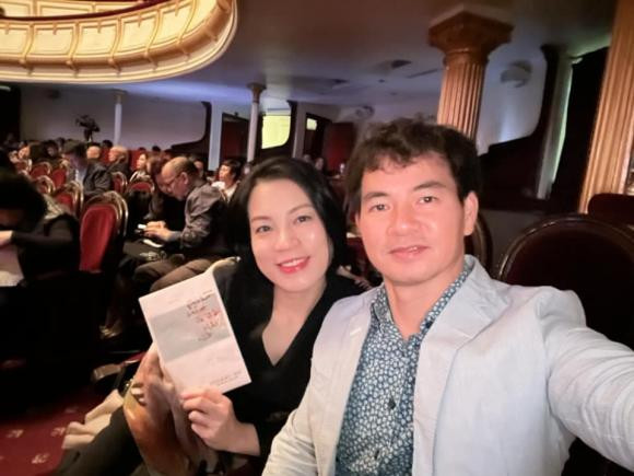 Vợ nghệ sĩ Xuân Bắc - chị Hồng Nhung xuất thân trong một gia đình đại gia có tiếng ở Hà Thành, ngay từ nhỏ đã là một tiểu thư "cành vàng lá ngọc".