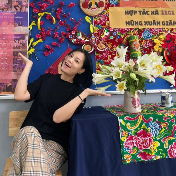 Hồng Nhung đam mê lĩnh vực diễn xuất và quyết định theo học trường nghệ thuật. Sau đó học lên Thạc sĩ và trở thành giảng viên khoa Sân khấu của trường Cao đẳng Nghệ thuật Hà Nội.