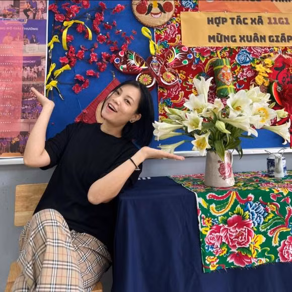 Hồng Nhung đam mê lĩnh vực diễn xuất và quyết định theo học trường nghệ thuật. Sau đó học lên Thạc sĩ và trở thành giảng viên khoa Sân khấu của trường Cao đẳng Nghệ thuật Hà Nội.