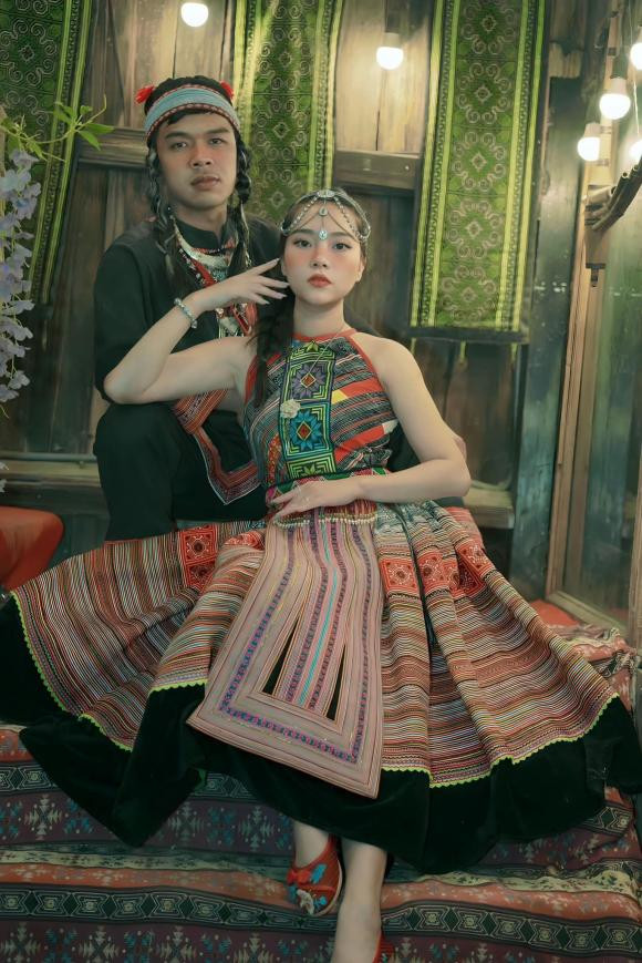 Bà xã Trung Ruồi là diễn viên của Nhà hát nghệ thuật đương đại. Trong khi chồng thường xuyên đi diễn thì Ngọc Hà là người quán xuyến gia đình.