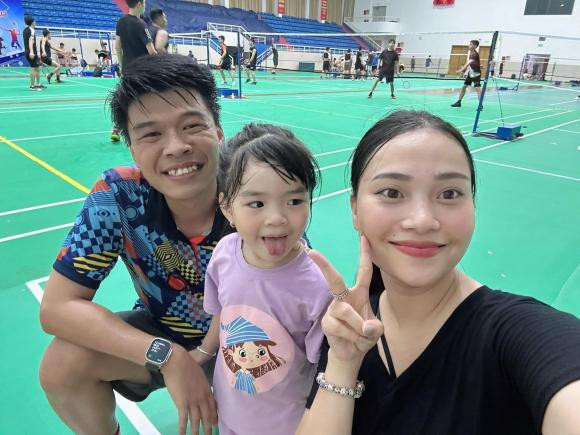 Hiện tại, vợ chồng Trung Ruồi có chung một cô con gái. Cả hai cùng đồng hành, hỗ trợ nhau trong công việc.