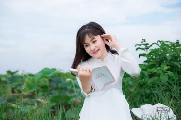 Nhìn vào hình ảnh có thể thấy bà xã Quang Thắng có vẻ đẹp dịu dàng, nữ tính. Bí quyết để giữ được sự tươi trẻ của chị là gia đình hạnh phúc, được chồng yêu thương.