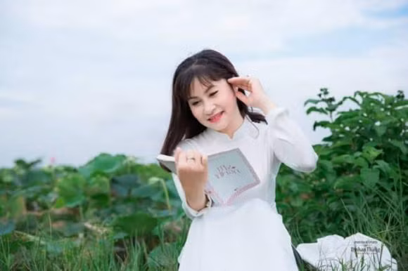 Nhìn vào hình ảnh có thể thấy bà xã Quang Thắng có vẻ đẹp dịu dàng, nữ tính. Bí quyết để giữ được sự tươi trẻ của chị là gia đình hạnh phúc, được chồng yêu thương.