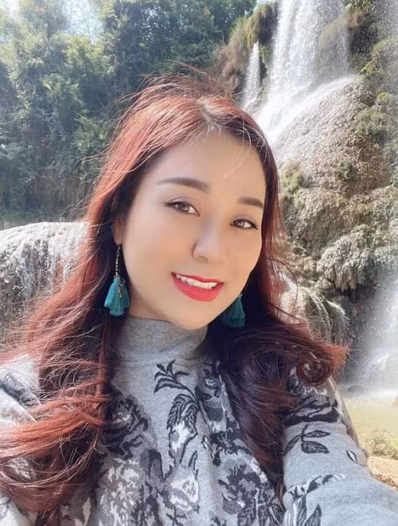 Bà xã nghệ sĩ Tự Long sở hữu nhan sắc xinh đẹp. Từ khi cưới Tự Long, Minh Nguyệt càng được khen trẻ trung, xinh đẹp hơn.