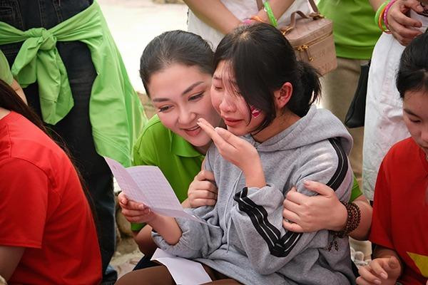 ô còn tham gia các hoạt động thiện nguyện với những câu chuyện gây xúc động trên trang cá nhân. Nguyễn Thị Huyền xúc động viết: "Đang đứng nhìn cả trường, các con mở bức thư được gửi từ những người lạ, bỗng có bạn ngồi sát chỗ mình đứng run 2 vai và khóc nấc lên. Mình ngồi xuống hỏi: “Sao con khóc vậy?”. Con bé nghẹn ngào đọc lại toàn bộ lá thư ngắn ngủi rồi nói: "Con chưa bao giờ cảm thấy được yêu thương đến như thế!”. Rồi lại khóc nấc lên. Tôi lại hỏi: “Ước mơ sau này của con là gì?”. Con bé gạt nước mắt lại nghẹn ngào: “Con muốn học may, sau này trở thành người thợ may”. Rồi con bé òa lên khóc to hơn… Đó là câu chuyện của tôi trong chuyến thiện nguyện tới trường Na Ư ở Điện Biên vừa rồi. Định không post gì về chuyến đi này nhưng hôm nay có vài ảnh đẹp được gửi tới, nhìn thấy cảnh này, tôi vẫn xúc động".